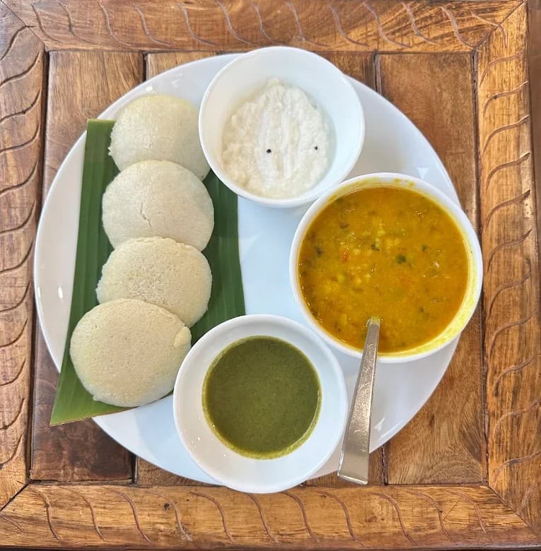 Warm Idlis served at Himveda